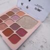 paleta de sombras con iluminador