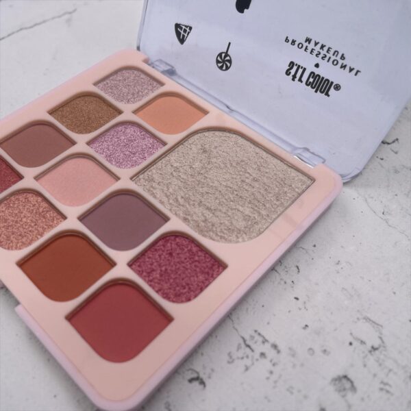 paleta de sombras con iluminador