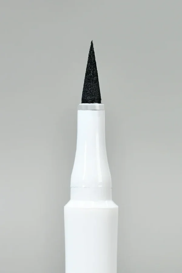 Delineador líquido negro